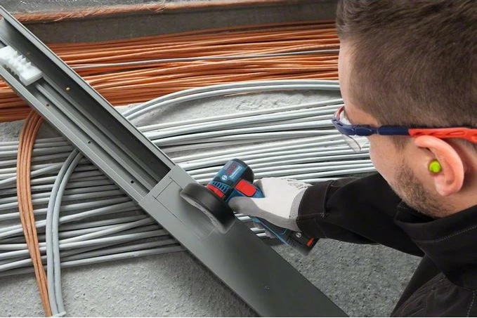 Mini-brushë Bosch GWS 10.8-76 V-EC, 2.5Ah, 7.6cm, 19500 RPM, zi/kaltër/e kuqe