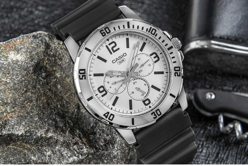 Orë dore për meshkuj CASIO, e zezë