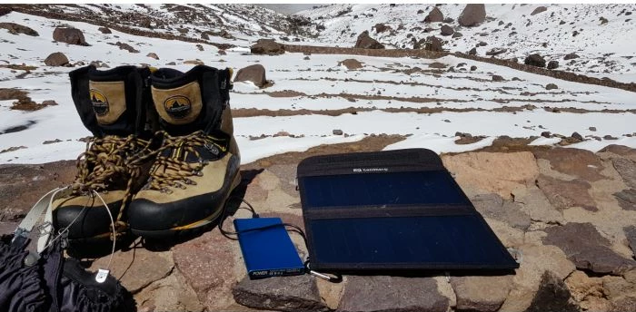 Karikues solar Sandberg 420-40 13W 2xUSB-A, i zi, set me kabllo karikimi + 4 karabina