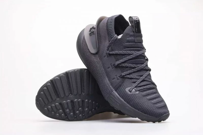 Atlete për femra Under Armour, të zeza