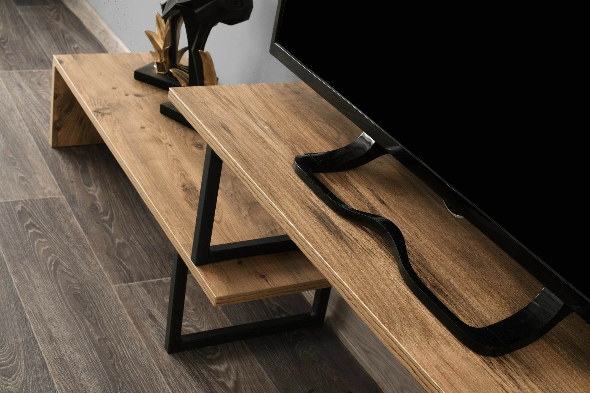 Komodë TV Hanah Home, Ovit, ngjyrë pishe dhe e zezë