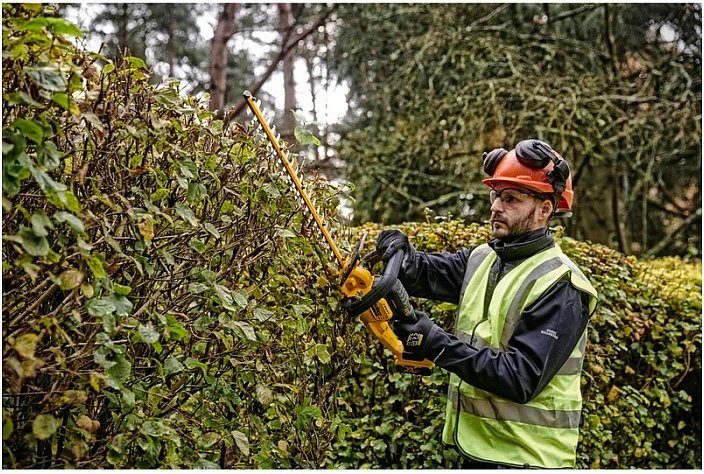 Gërshërë shkurresh DeWALT DCMHT563N-XJ, bateri 18V, 5Ah, 55cm, verdhë