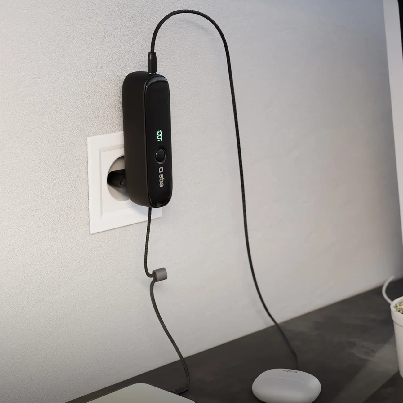 Power bank SBS Hybrid PD 20W 5000mAh me kabllo të integruar USB-C dhe prizë të palosshme, e zezë