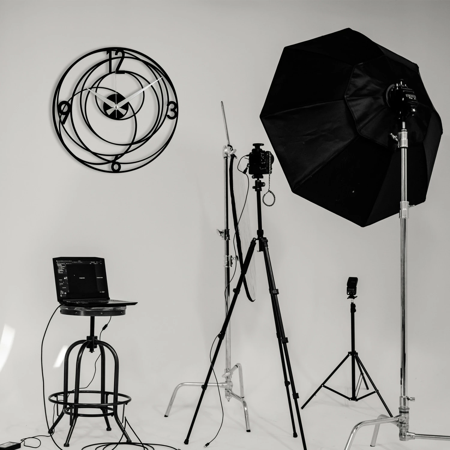 Orë muri dekorative prej metali, Wallity Enzoclock - S027, e zezë, 48x48cm