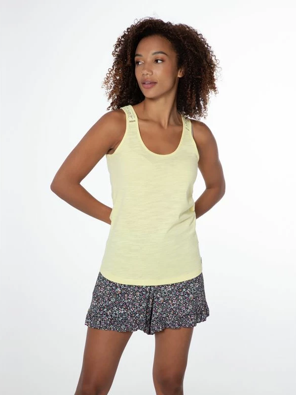 Maicë për femra Protest