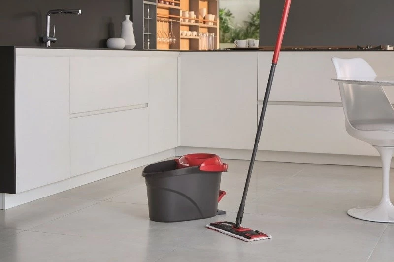 Mop Vileda ULTRAMAT TURBO me kovë, mikrofibër, e zezë/e kuqe