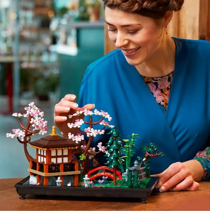 Set ndërtimi LEGO Icons 10315 Cozy Garden, 1363 pjesë