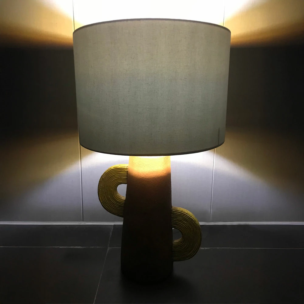 Llambë tavoline HATCUS, polirezine bezhë, stofë e bardhë, 30.7x30.7x52.5cm