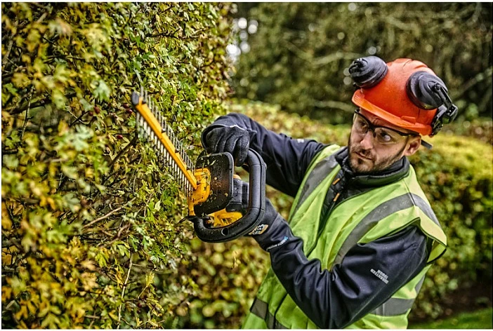 Gërshërë shkurresh DeWALT DCMHT563N-XJ, bateri 18V, 5Ah, 55cm, verdhë