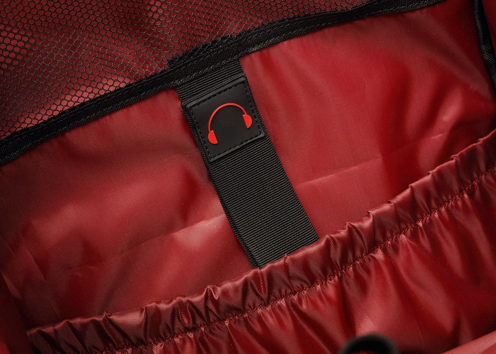 Çantë shpine për laptop YENKEE YBB 1503 SHIELD, 15.6", e zezë/kuqe