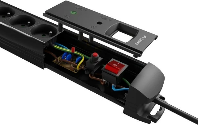 Prizë me mbrojtje Lanberg SP1-05E-0300-BK, 5x230V, 3m, e zezë