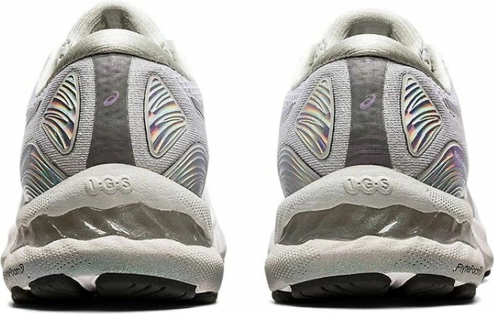 Atlete femra Asics, të bardha