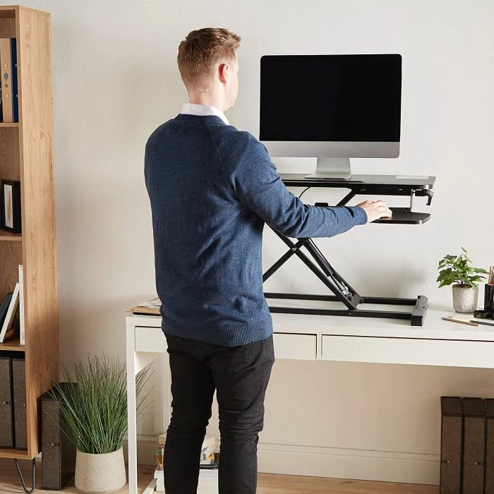 Platformë pune ulë/ngri VONHAUS 3000152, 80×40cm, lartësi e rregullueshme 11-51cm, mbajtje deri 15kg, me tabaka tastiere, e zezë