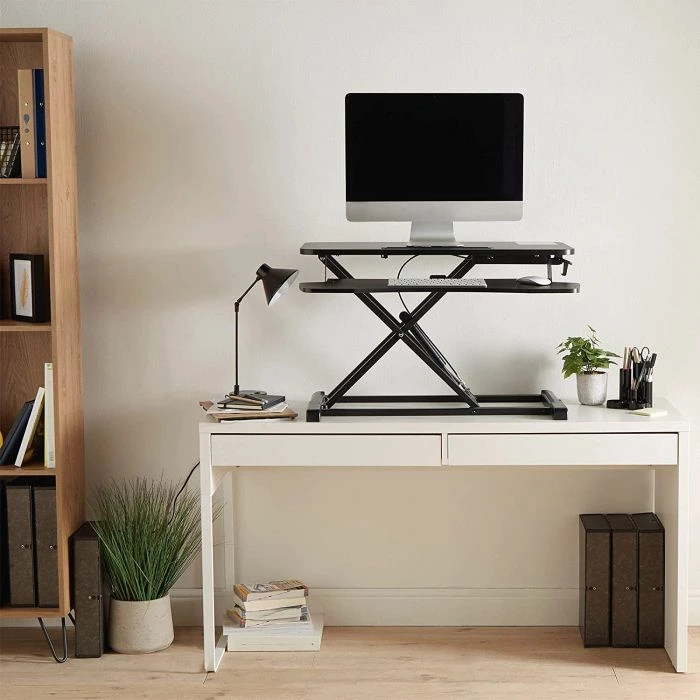 Platformë pune ulë/ngri VONHAUS 3000152, 80×40cm, lartësi e rregullueshme 11-51cm, mbajtje deri 15kg, me tabaka tastiere, e zezë