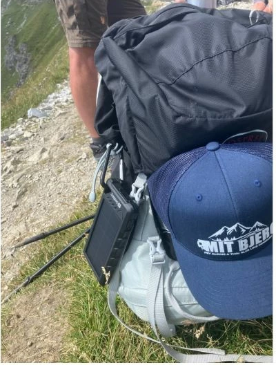 Powerbank solar outdoor Sandberg 420-35, 16000 mAh, IP67, PD 20W, i zi, set me 2 kabllo + karabinë