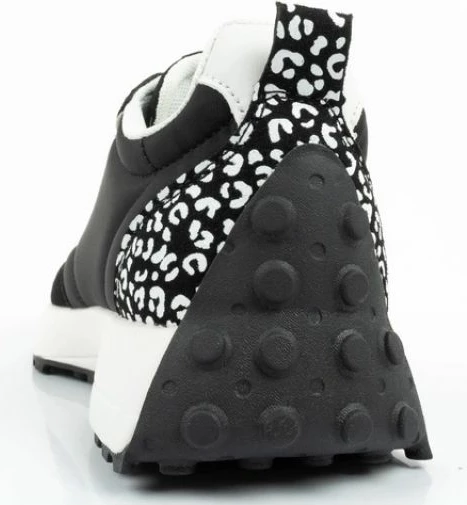 Atlete femra Lee Cooper, të zeza