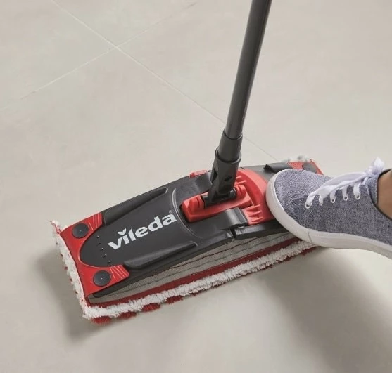 Mop Vileda ULTRAMAT TURBO me kovë, mikrofibër, e zezë/e kuqe