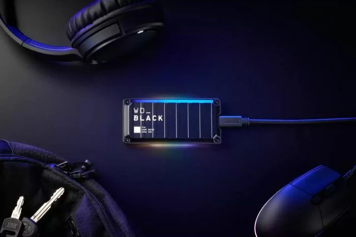 Disk SSD i jashtëm SanDisk WD_BLACK P40 Game Drive WDBAWY0010BBK-WESN 1TB NVMe USB 3.2 Gen 2x2, i zi, set me kabllo USB-C dhe adapter USB-A