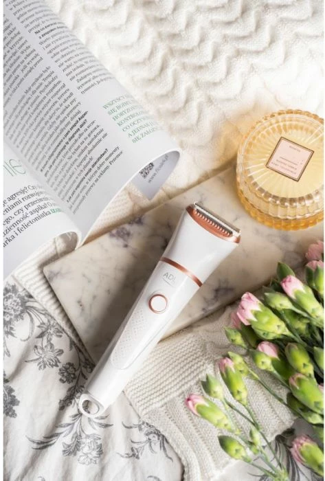 Makinë rroje për femra Adler AD 2941, wet/dry, IPX7, 2 koka, me krehër udhëzues + brushë pastrimi, e bardhë me detaje rozë