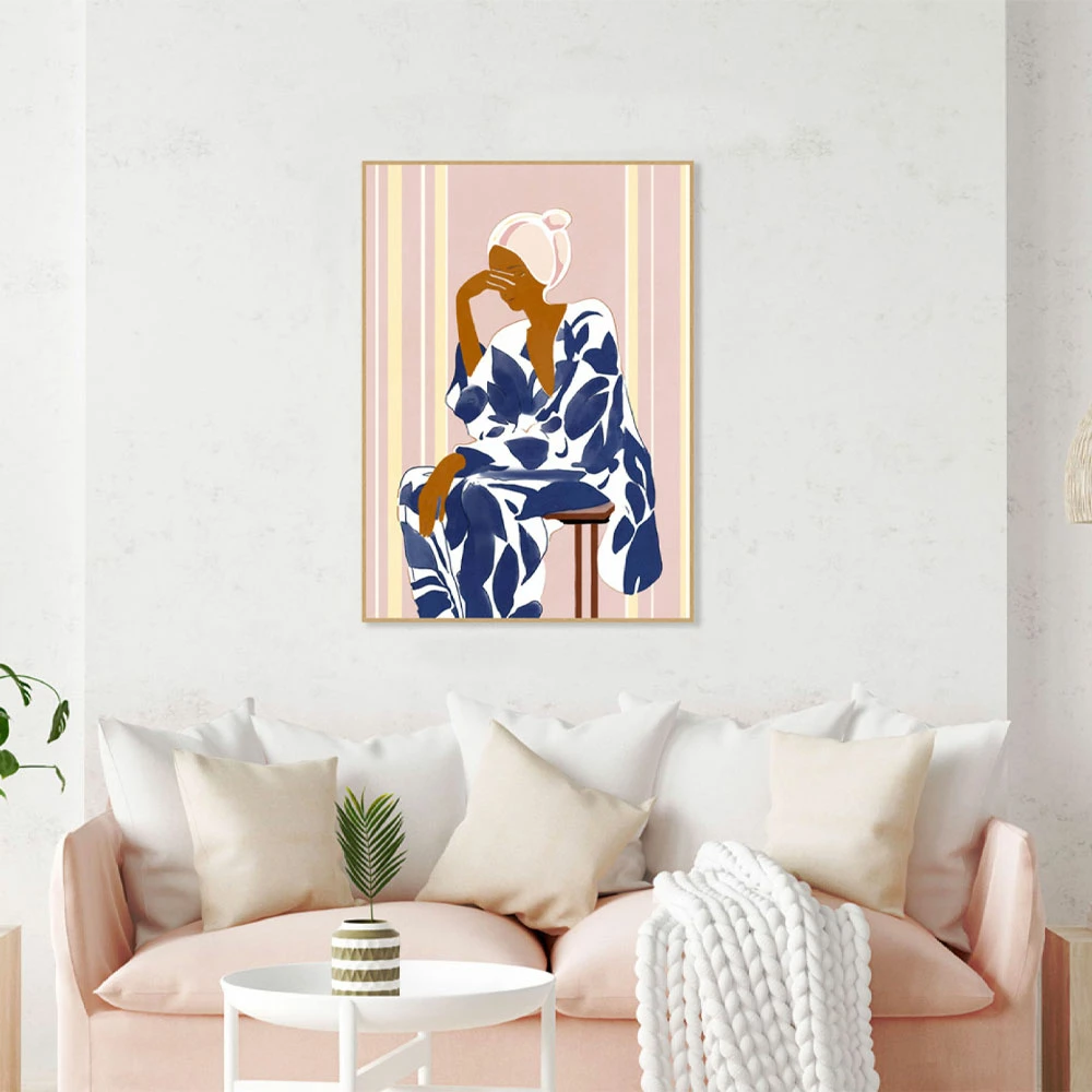 Pikturë dekorative Lady in Blue, shumëngjyrëshe, kornizë druri natyral, 50x70x3cm