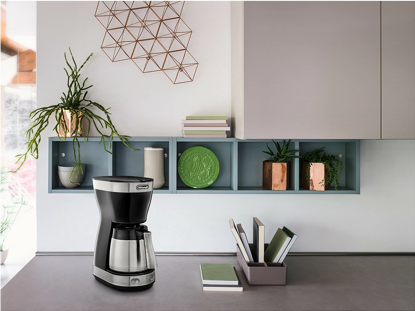 Aparat kafeje DeLonghi Dedica Style ICM 16710, 1.25 L, 1000 W, e zezë, argjendtë