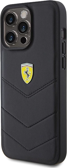 Mbështjellës Ferrari Quilted Metal Logo për iPhone 15 Pro Max, e zezë