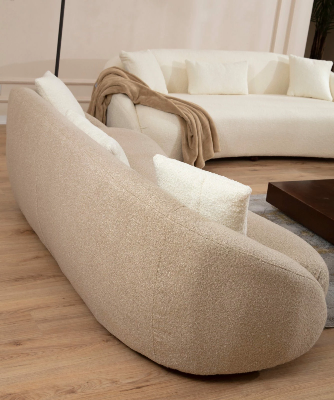 Divan treshe Atelier del Sofa, Napoli, ngjyrë kapuçino