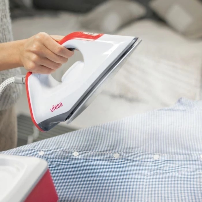 Hekur me stacion avulli UFESA PL2650 2400 W 6 bar antibakterial, kuqe/bardhë