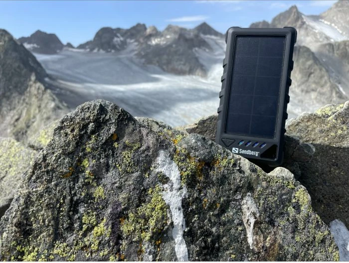 Powerbank solar outdoor Sandberg 420-35, 16000 mAh, IP67, PD 20W, i zi, set me 2 kabllo + karabinë