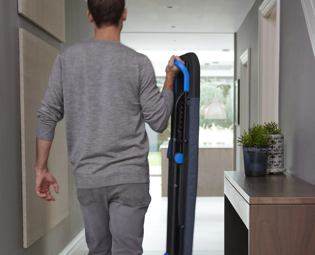 Tavolinë për hekurosje Joseph Joseph, 130 x 38 cm, e kaltër