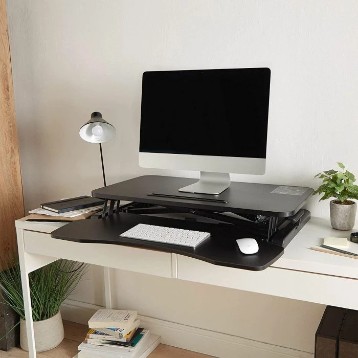 Platformë pune ulë/ngri VONHAUS 3000152, 80×40cm, lartësi e rregullueshme 11-51cm, mbajtje deri 15kg, me tabaka tastiere, e zezë